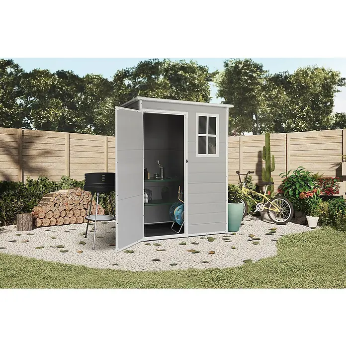 The Space Plus Gerätehaus Flat 1.4 - Außenmaß inkl. Dachüberstand (B x T): 152 x 91 cm, Kunststoff, Grundfläche: 1,36 m² - Das Bild zeigt ein graues Gartenhaus mit geöffneter Tür, das mit Regalen und Gartengeräten ausgestattet ist. Im Hintergrund sind ein Grill und ein Fahrrad zu sehen.