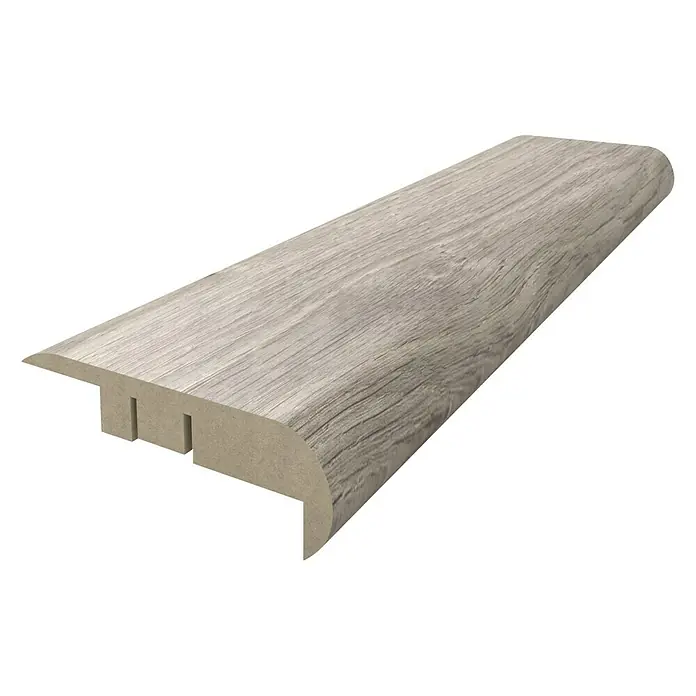 Perfil de escalera Roble Soho - 2.440 x 68 x 22 mm - La foto muestra una tira de transición laminada con aspecto de madera, diseñada para transiciones limpias entre superficies de pavimento, con un borde redondeado.