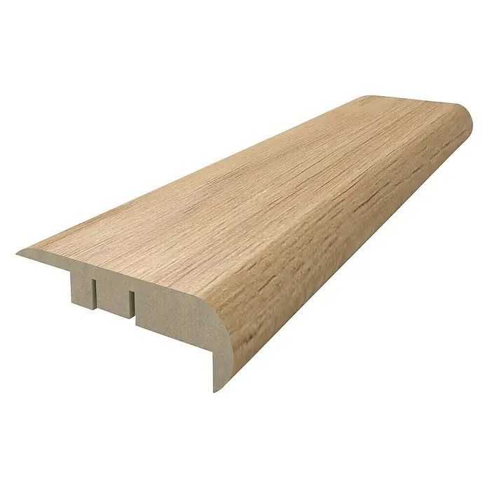 Perfil de escalera Roble Provenza - 2.440 x 68 x 22 mm - Perfil de remate de madera clara. Ideal para transiciones limpias entre pavimentos, protege los bordes y da un aspecto cuidado al espacio.