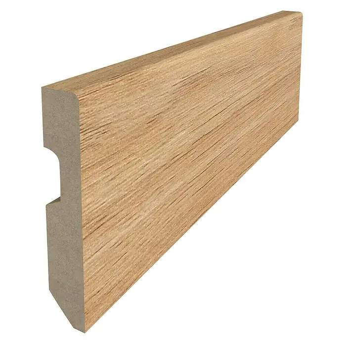 Rodapié Roble Provenza - 244 cm x 15 mm x 80 mm, MDF - Primer plano de un zócalo de madera clara con vetas. El zócalo tiene un perfil con una ranura en la parte posterior.