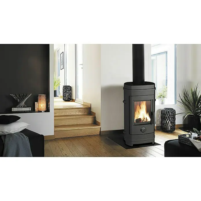Invicta Estufa de leña Balami - 7 kW, Volumen de calefacción: 210 m³, Antracita - Interior elegante con una estufa de leña moderna que aporta calidez y estilo a la estancia. La decoración se complementa con elementos decorativos.