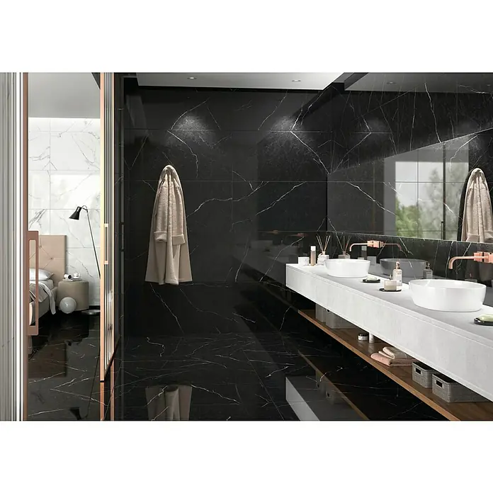Pavimento porcelánico Metropolitan - 60 x 120 cm, Black, Brillante, Rectificado - Elegante baño con suelo de mármol negro y tocador con dos lavabos. Un diseño de baño lujoso con iluminación elegante.