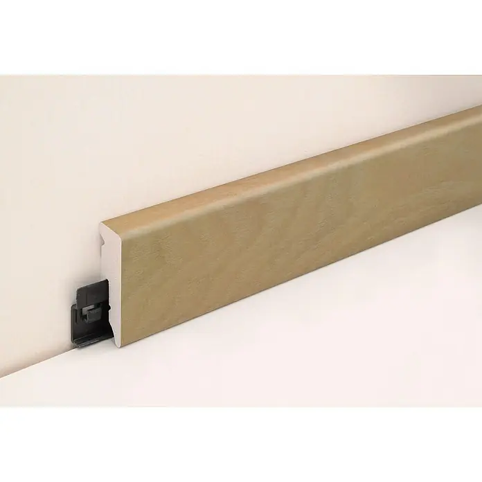 Profiles and more Sockelleiste KU51L Aspen Eiche - 240 cm x 15 mm x 50 mm - Das Bild zeigt eine braune Fußleiste mit einem schwarzen Befestigungsclip an einer Wand. Perfekt für ein stilvolles und modernes Interieur.