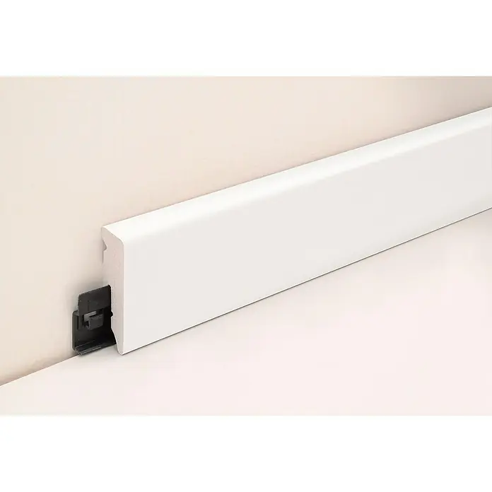 Profiles and more Sockelleiste KU51L Uni Weiß - 240 cm x 15 mm x 50 mm, Kunststoff - Weisse Fussleiste mit Clip-Befestigung an einer hellen Wand und hellem Boden befestigt, elegante und praktische Raumlösung.