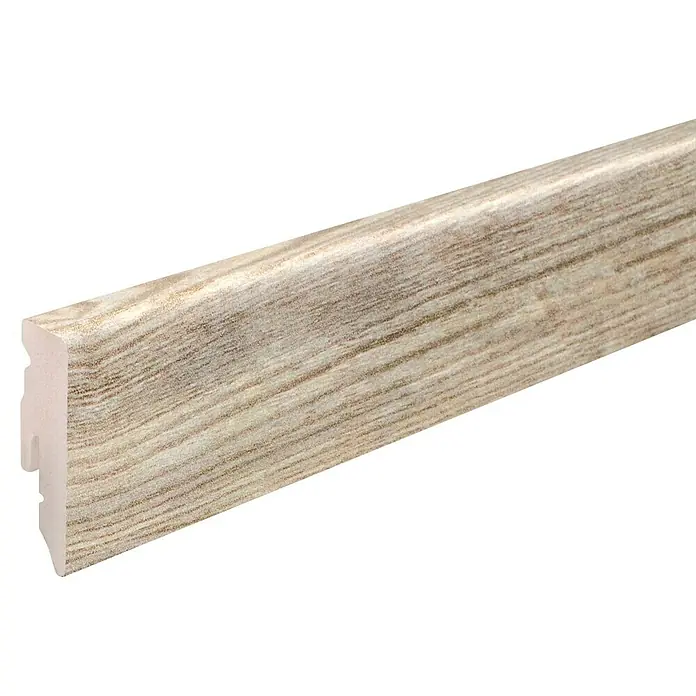 Profiles and more Sockelleiste KU51L Winter Pine - 240 cm x 15 mm x 50 mm - Detailaufnahme einer hellen, gemusterten Sockelleiste aus Holz, ideal für Bodenabschlüsse und Raumgestaltung.