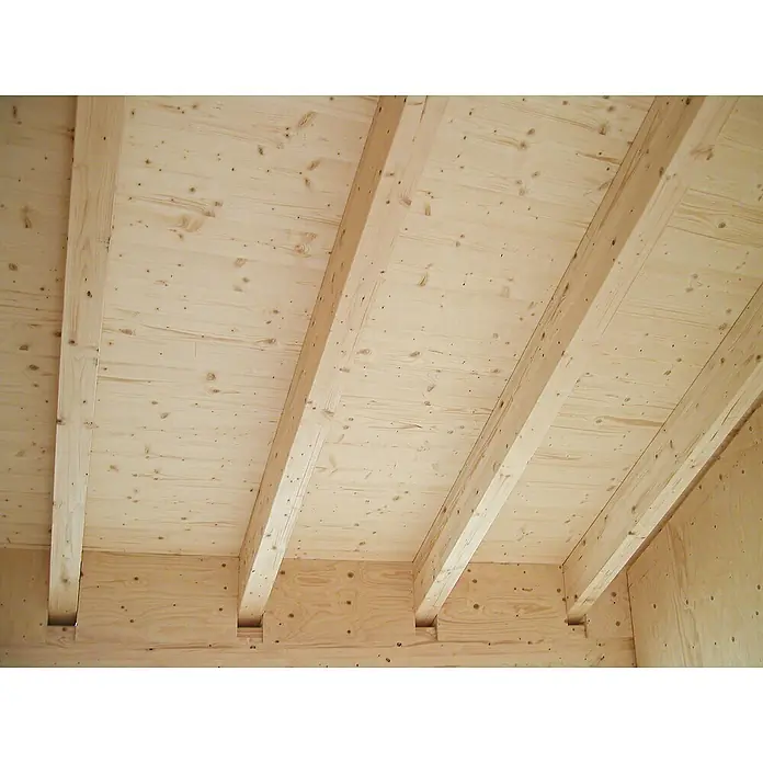 elka 3-Schichtplatte Vita - Fichte, 2.500 x 660 x 19 mm - Detailaufnahme einer Decke mit sichtbaren Holzstützbalken, die eine robuste und natürliche Ästhetik erzeugen. Helle Holzoberflächen betonen die Maserung.