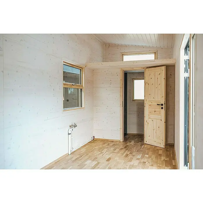 elka 3-Schichtplatte Vita - Fichte, 2.500 x 660 x 19 mm - Einblick in einen Raum mit hellen Holzwänden, Holzboden und einer geöffneten Holztür, die den Blick in ein weiteres Zimmer freigibt.