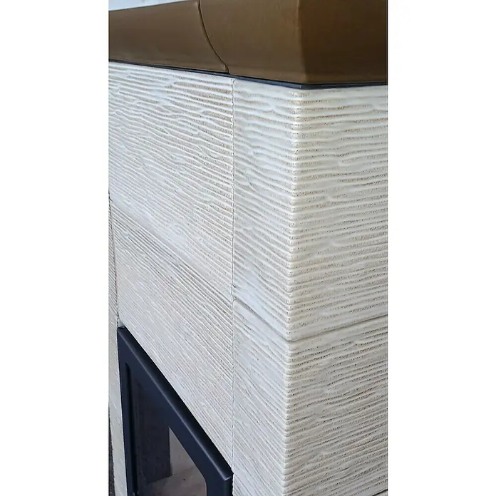 Domofire Kaminofen Cortina - 8 kW, Raumheizvermögen: 160 m³, Material Verkleidung: Keramik, Cremebeige-Tabakbraun - Nahaufnahme eines Kamins mit einem Gehäuse aus weißem Holz und einem braunen Sitzbereich.