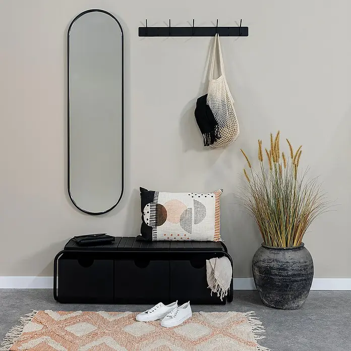 Spinder Design Garderobenleiste Fusion 5 - L x B x H: 60 x 700 x 120 mm, Anzahl Haken: 5 Stk., Schwarz - Dieses Bild zeigt einen Flur mit einem stilvollen schwarzen Schuhschrank mit Schubladen und einem passenden ovalen Spiegel.