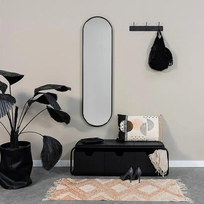 Spinder Design Garderobenleiste Fusion 3 - L x B x H: 60 x 400 x 120 mm, Anzahl Haken: 3 Stk., Schwarz - Ein stilvoller Flur mit einem schwarzen Schuhschrank, einem ovalen Spiegel und einer Zimmerpflanze.