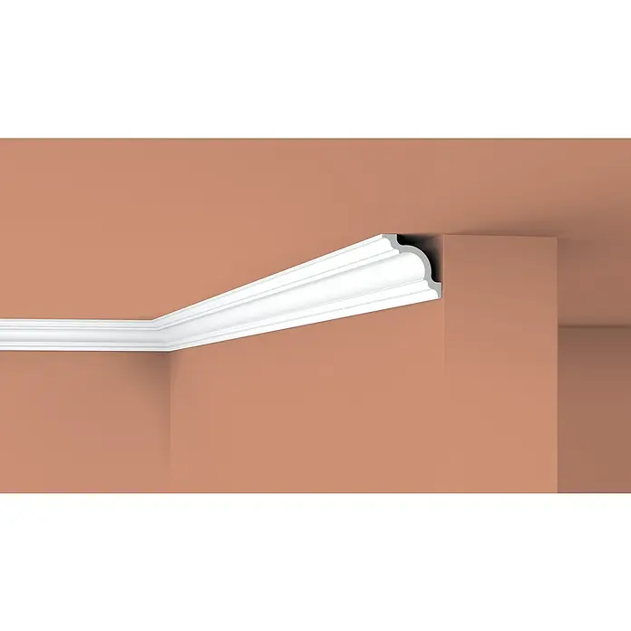 Nmc Decoflair Zierprofil Deckenleiste A1 - 2 m x 80 mm x 80 mm, Extrudiertes Polystyrol (XPS) - Nahaufnahme einer eleganten, weißen Zierleiste, die eine stilvolle architektonische Note in einem Raum mit farbigen Wänden setzt.