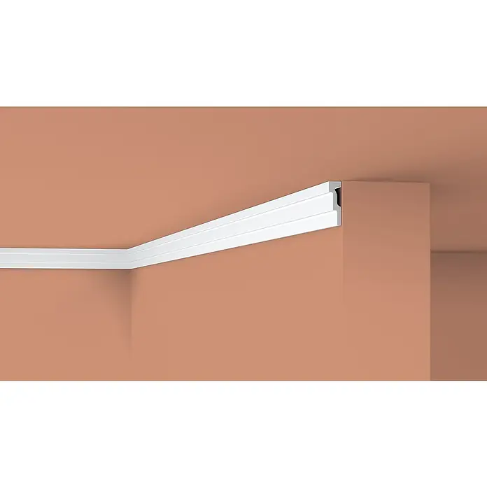 Nmc Decoflair Zierprofil Deckenleiste M22 m x 18 mm x 59 mm, Extrudiertes Polystyrol (XPS) - Detailansicht einer weißen Zierleiste, die an der Decke eines Raumes mit rosa Wänden entlangläuft. Die Leiste sorgt für einen stilvollen Übergang.
