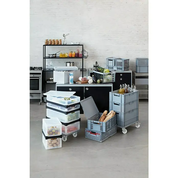 BAUHAUS Eurobox - L x B x H: 60 x 40 x 32 cm, 60 l, Grau - Produktfoto von Lagerkisten mit Deckel und Rollen, gestapelt und befüllt mit Lebensmitteln, für eine gut organisierte Vorratskammer.