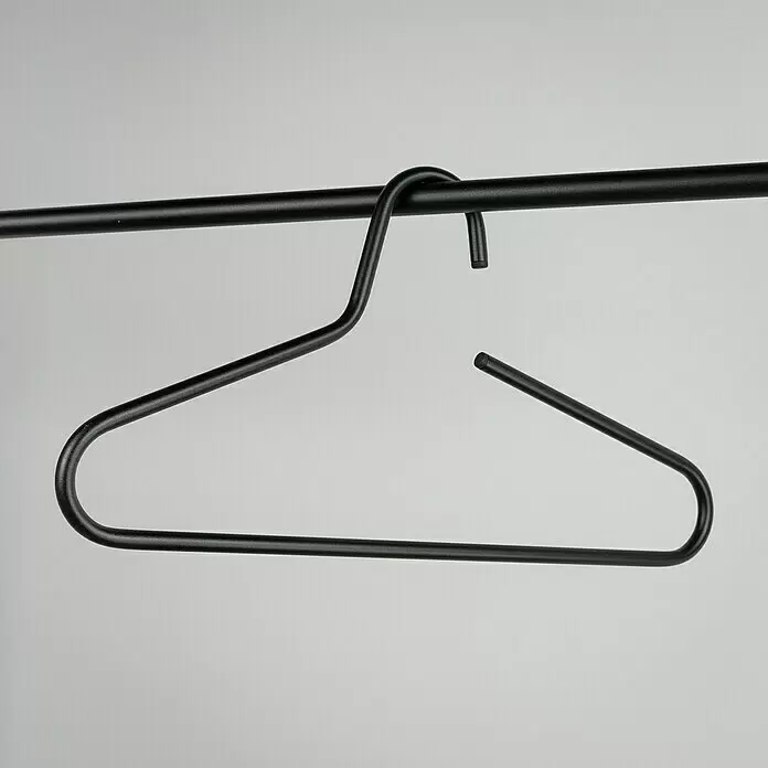 Spinder Design Kleiderbügel Victorie - Schwarz, Stahl, 5 Stk. - Schwarzer Metallkleiderbügel hängt an einer schwarzen Stange.