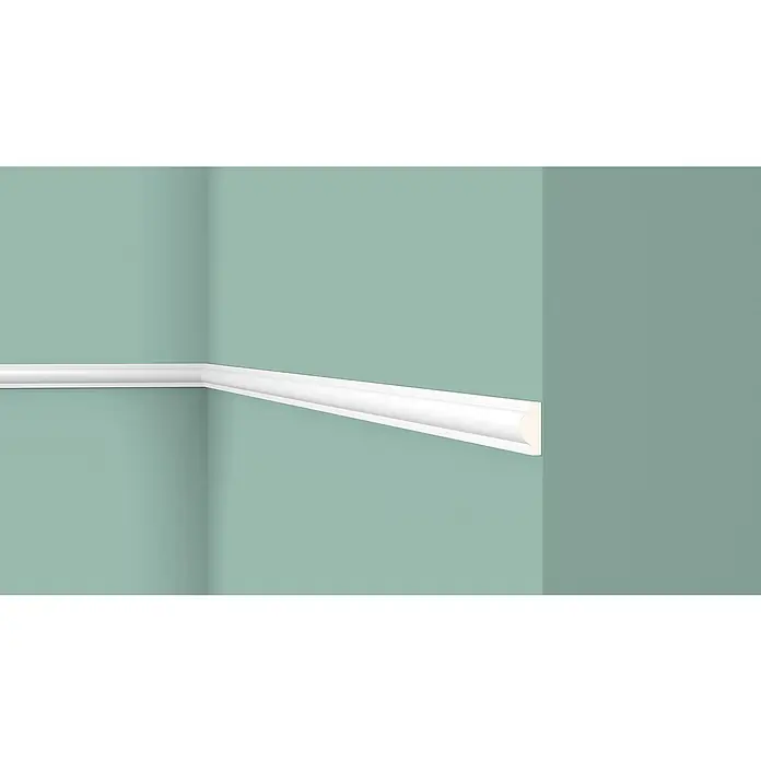 Nmc Decoflair Wandleiste SP2 - 2 m x 9 mm x 22 mm, Hochverdichteter Polyurethanschaum (PU) - Detailaufnahme einer weißen Zierleiste an einer mintgrünen Wand, die einen sauberen und modernen Übergang zwischen Wand und Decke schafft.