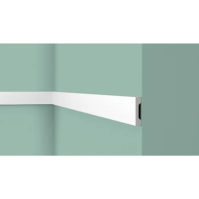 Nmc Decoflair Wandleiste WD2 - 2 m x 15 mm x 70 mm, Hochverdichtetes extrudiertes Polymer (HDPS) - Detailansicht einer weißen Sockelleiste an einer hellgrünen Wand, die einen sauberen Übergang zwischen Wand und Boden schafft.