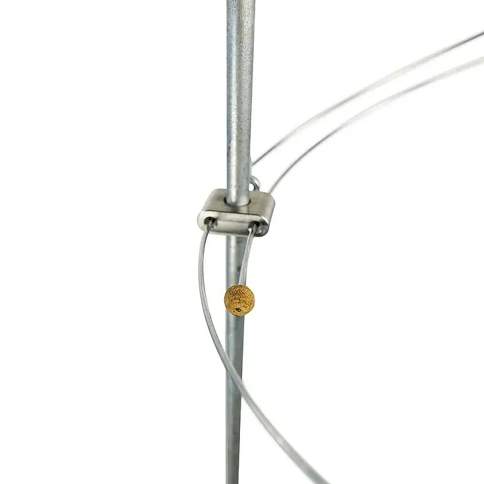 Bellissa Pflanzstab Premium - Länge: 130 cm, Silber - Nahaufnahme eines Metallmastes mit Drahtseilen und einer goldenen Kugel, die an einer Halterung befestigt ist.