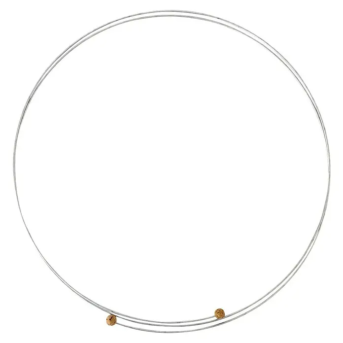 Bellissa Pflanzenstütze - 200 cm, Passend für: Bellissa Pflanzstäbe Timo & Premium - Eine elegante silberne Halskette mit kleinen, goldenen Akzenten, die dem Schmuckstück einen Hauch von Raffinesse verleihen.