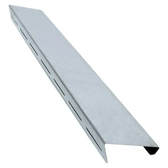 Bellissa Schneckenblech - 50 x 7 x 3,5 cm, Silber - Nahaufnahme eines silberfarbenen Metall-Z-Profils mit Schlitzen, das häufig in Bau- und Konstruktionsanwendungen verwendet wird.