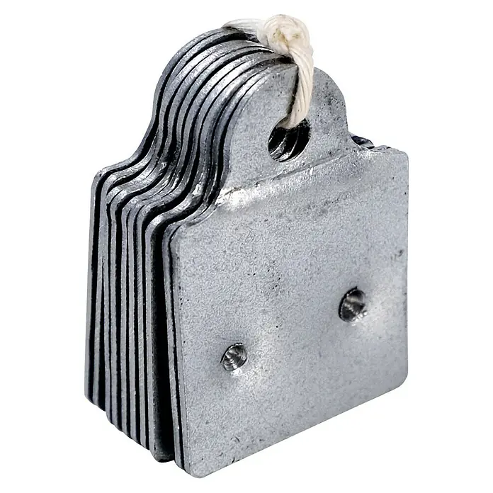 Bellissa Befestigungs-Set - 10 Stk., Passend für: Bellissa Schneckenblech - Nahaufnahme eines Stapels quadratischer, metallener Nivellierplättchen, die mit einer Schnur zusammengebunden sind.