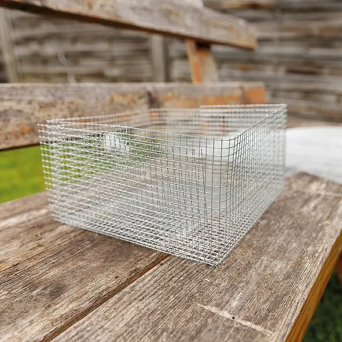 Bellissa Blumenzwiebel-Pflanzschale - 5 Stk., 20 x 20 x 11 cm - Drahtkorb auf einer Holzbank. Der verzinkte Drahtkorb ist ideal für den Garten oder als Aufbewahrung. Er ist robust und vielseitig.