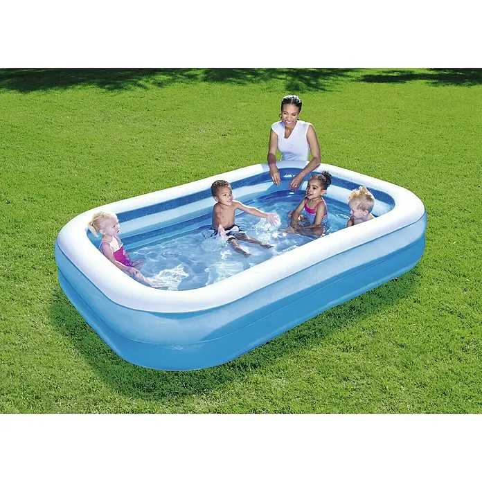 Bestway Family Pool - L x B x H: 262 x 175 x 51 cm, 778 l, Blau/Weiß - Bild von einem rechteckigen, aufblasbaren Pool im Garten mit einer erwachsenen Frau und vier Kindern.
