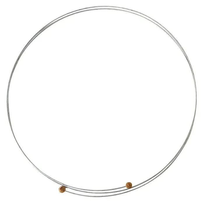 Bellissa Pflanzenstütze - 300 cm, Passend für: Bellissa Pflanzstäbe Timo & Premium - Nahaufnahme einer runden, silbernen Halskette mit zwei braunen Korken, die Eleganz und Schlichtheit in einem Accessoire vereinen.