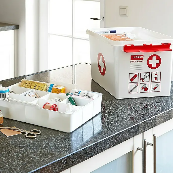 Sunware Erste-Hilfe-Box Q-Line - L x B x H: 40 x 30 x 26 cm, Kunststoff - Erste-Hilfe-Koffer mit praktischen Fächern zur übersichtlichen Aufbewahrung von Verbandsmaterial und Medikamenten. Ideal für Zuhause.