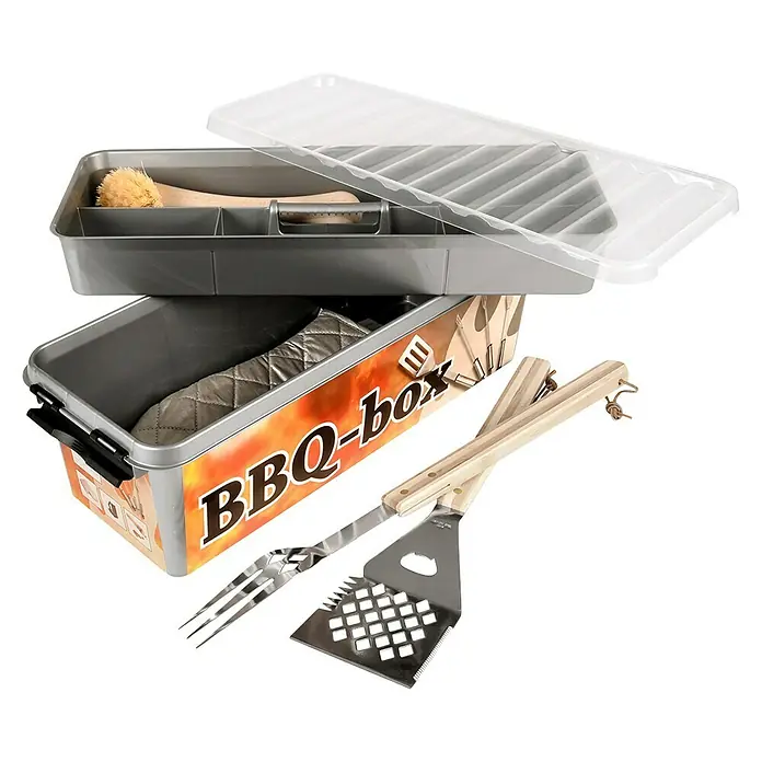 Sunware Aufbewahrungsbox Q-Line - L x B x H: 48,5 x 19 x 14,7 cm, Kunststoff, Mehrfarbig - Hier ist eine BBQ-Box mit Grillwerkzeug, darunter Bürste, Zange, Grillgabel und Pfannenwender. Sie ist in einem grauen Behälter mit Deckel verpackt.