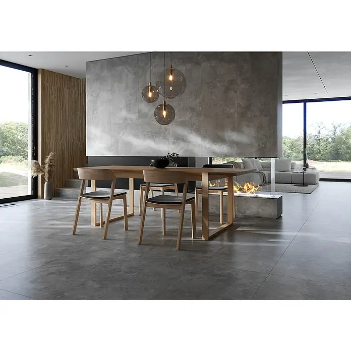 Queens Feinsteinzeugfliese - 29,8 x 59,8 cm, Grau, Matt - Elegantes Interieur mit modernem Esstisch aus Holz und Stühlen, stilvoller Beleuchtung und einem Kamin, der Wärme und Ambiente schafft.