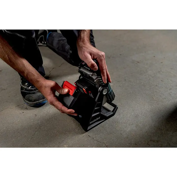 Metabo CAS 18V LED-Akkustrahler BSA 18 LED 4000 - 18 V, Ohne Akku - Nahaufnahme einer Metabo Akku-Baustellenleuchte mit fokussiertem Lichtstrahl und robuster Bauweise, ideal für den professionellen Einsatz.