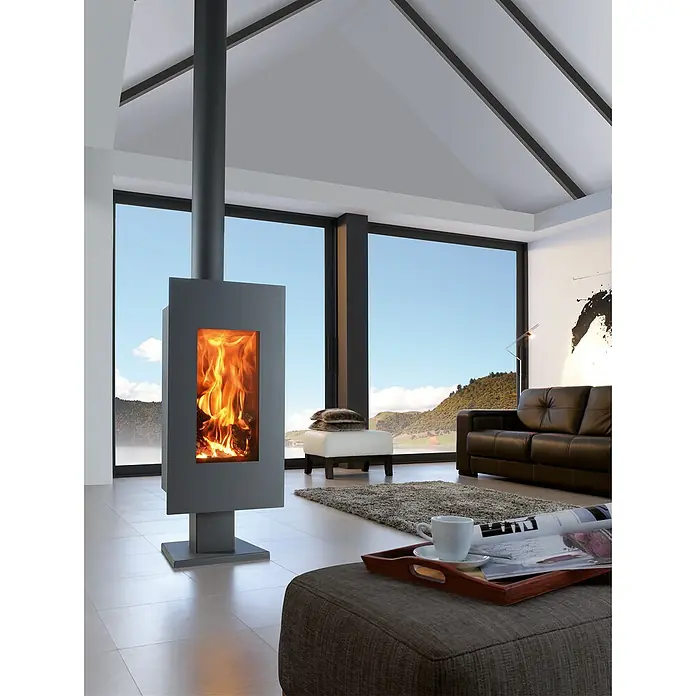 Panadero Kaminofen Osaka Ecodesign - 8 kW, Raumheizvermögen: 240 m³, Material Verkleidung: Stahl, Schwarz Metallic - Ein modernes Wohnzimmer mit einem freistehenden Kaminofen. Der Ofen ist grau und hat ein großes Sichtfenster, durch das man das Feuer sehen kann.