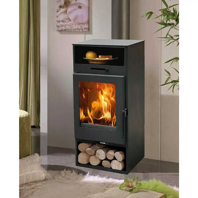 Panadero Estufa de leña Adra - 6,3 kW, Volumen de calefacción: 190 m³, Negro - Una chimenea moderna con compartimento para leña y calentador de alimentos. El fuego arde brillantemente en el interior, y la leña está apilada debajo.