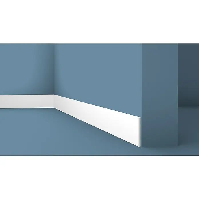 Nmc Decoflair Sockelleiste FL9 - 2 m x 8 mm x 100 mm - Nahaufnahme von weißen Sockelleisten an einer blauen Wand, die die klaren Linien und die moderne Ästhetik des Produkts hervorhebt.