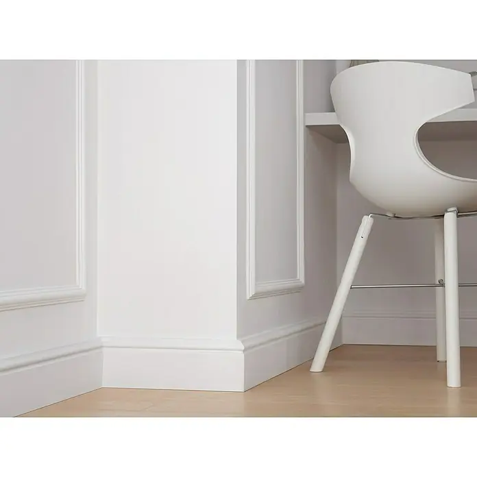 Nmc Decoflair Sockelleiste FL2 - 2 m x 15 mm x 120 mm, Hochverdichtetes extrudiertes Polymer (HDPS) - Weiße Inneneinrichtung mit Wandpaneelen und einer modernen weißen Schreibtischstuhl, die ein elegantes und minimalistisches Ambiente schafft.
