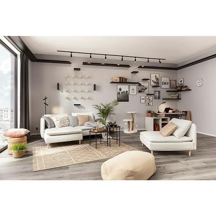 Regalux Wandboard XL4 - L x B x H: 23,5 x 118 x 3,8 cm, Schwarz, Belastbarkeit: 12 kg - Ein helles Wohnzimmer mit einem modularen Ecksofa, schwarzen Regalen und einer dekorativen Wand mit Holzkugeln bietet Komfort und Stil.