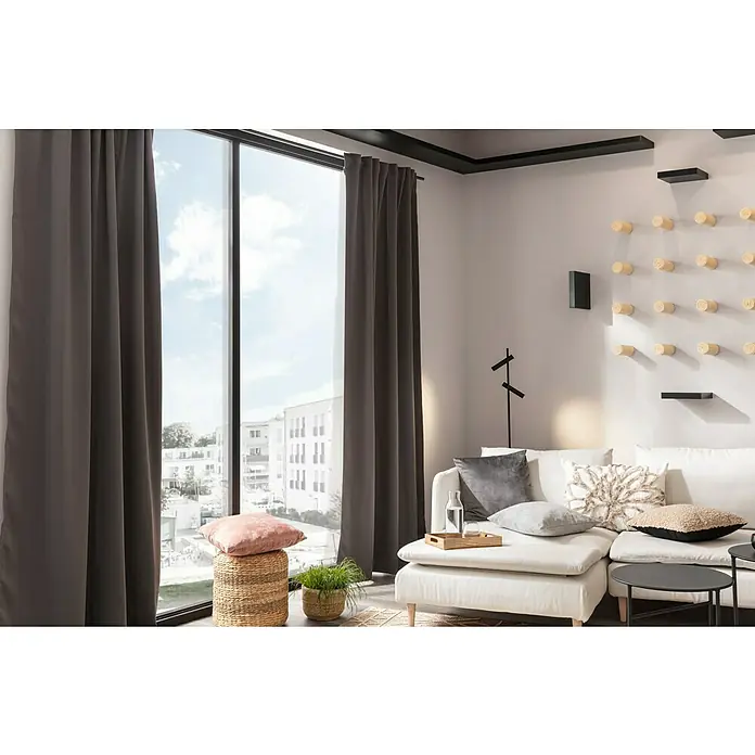 Regalux Wandboard XL4 - L x B x H: 23,5 x 118 x 3,8 cm, Schwarz, Belastbarkeit: 12 kg - Elegante, bodenlange, graue Verdunkelungsvorhänge schaffen eine gemütliche Atmosphäre und schützen vor ungewollter Lichteinstrahlung im Wohnzimmer.