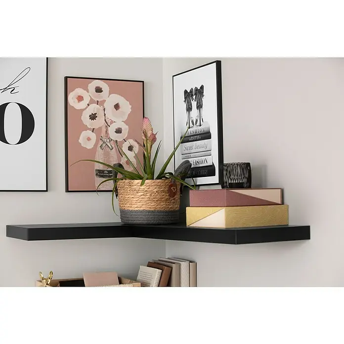 Regalux Wandboard XL4 - L x B x H: 23,5 x 118 x 3,8 cm, Schwarz, Belastbarkeit: 12 kg - Nahaufnahme von Wandregalen mit dekorativen Elementen wie gerahmten Bildern, einer Pflanze im Korb und dekorativen Schachteln.
