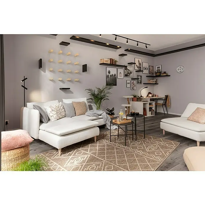 Joda Baumpfahl - 80 mm x 150 cm, Kiefer - Ein helles Wohnzimmer mit einem weißen Ecksofa, einem beigen Teppich und dekorativen Regalen. Die Einrichtung schafft eine gemütliche und moderne Atmosphäre.