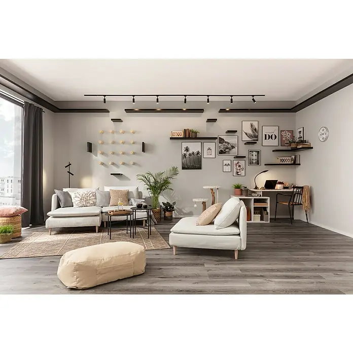 Regalux Wandboard XL4 - L x B x H: 23,5 x 118 x 3,8 cm, Schwarz, Belastbarkeit: 12 kg - Gemütliches Wohnzimmer mit modernem Sofa, stilvollen Regalen und einem einladenden Arbeitsbereich. Die grauen Holzböden runden das Bild ab.