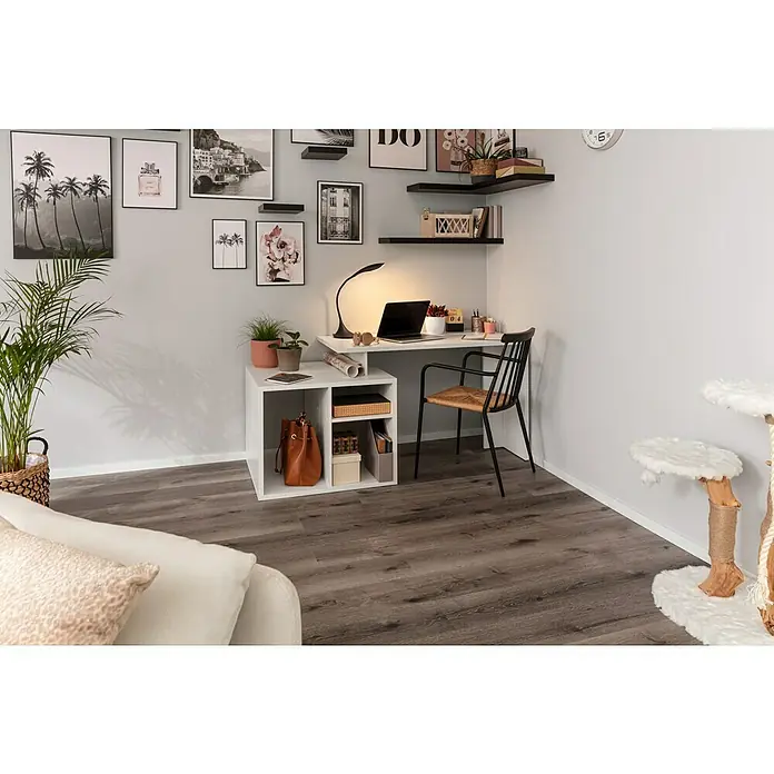 Regalux Wandboard XL4 - L x B x H: 23,5 x 118 x 3,8 cm, Schwarz, Belastbarkeit: 12 kg - Ein moderner Arbeitsbereich mit einem stilvollen Schreibtisch, einem bequemen Stuhl und dekorativen Elementen wie Pflanzen und Bildern.