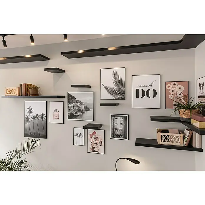 Regalux Wandboard XL4 - L x B x H: 23,5 x 118 x 3,8 cm, Schwarz, Belastbarkeit: 12 kg - Wandregale in verschiedenen Größen und Formen sind mit Bilderrahmen, Büchern und Dekorationsgegenständen verziert und schaffen eine stilvolle Atmosphäre.
