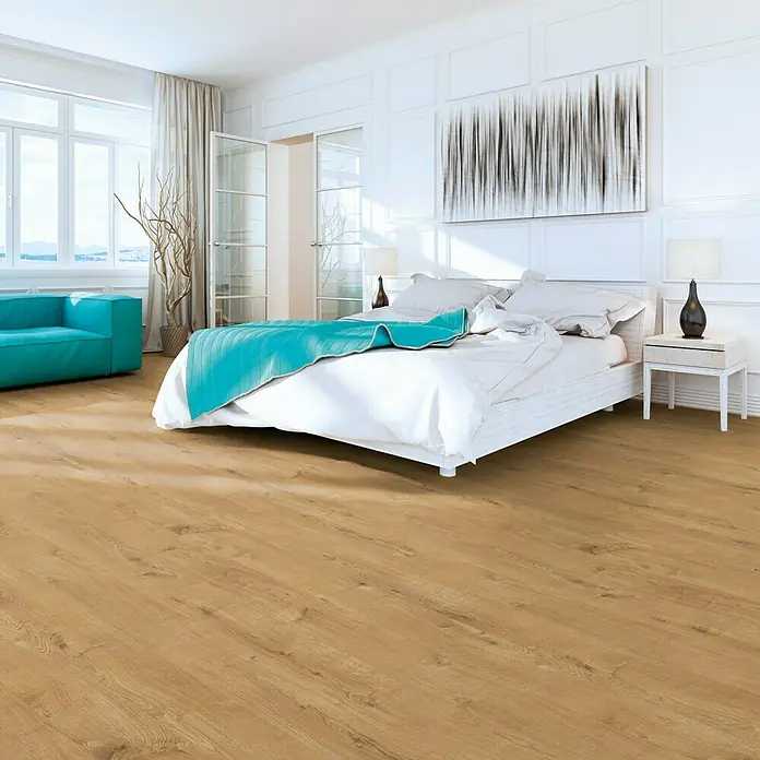 LOGOCLIC Laminatmuster Family Dolo - 296 x 195 x 1 mm, Landhausdiele - Schlafzimmer mit hellem Laminatboden, weißem Bett und türkisfarbenen Akzenten. Der Laminatboden verleiht dem Raum Wärme und Eleganz.