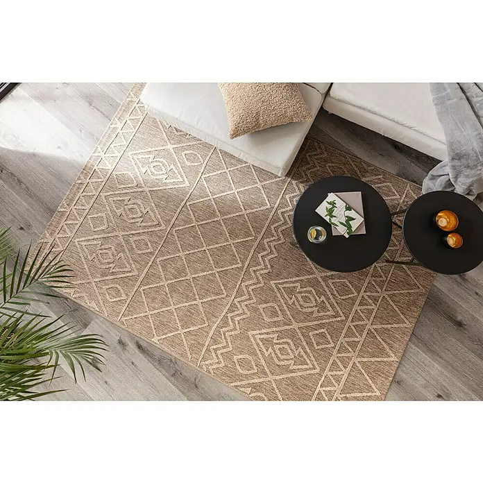 TeelichthalterØ x H: 8 x 6 cm, Schwarz/Gold, Metall - Nahaufnahme eines gemusterten Teppichs im Wohnzimmer, der eine gemütliche Atmosphäre schafft.\n