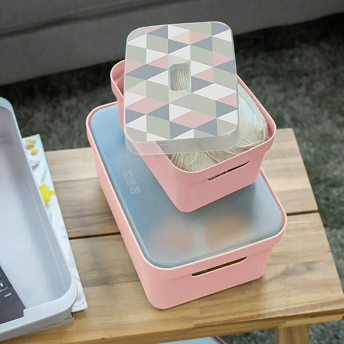 Sunware Aufbewahrungsbox Sigma HomeL x B x H: 17,7 x 12,8 x 9,3 cm, Kunststoff, Rosa - Zwei rosa Aufbewahrungsboxen mit Deckel stehen auf einem Holztisch, die obere Box gefüllt mit Wolle.