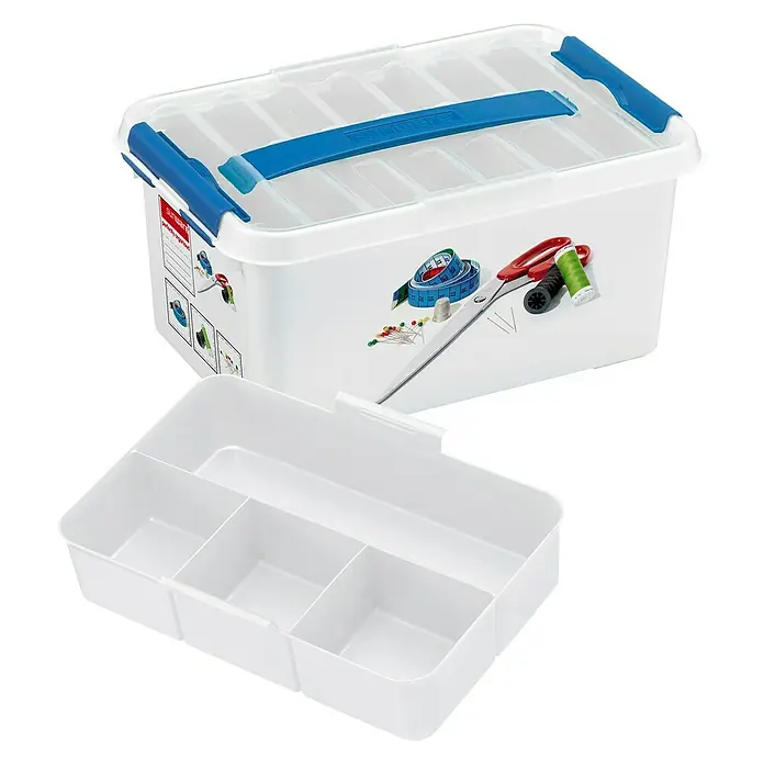 Sunware Nähkasten Q-Line - L x B x H: 30 x 20 x 14 cm, Kunststoff - Ein weißer Nähkasten mit blauem Griff und transparentem Deckel, darunter ein weißer Einsatz mit Fächern.