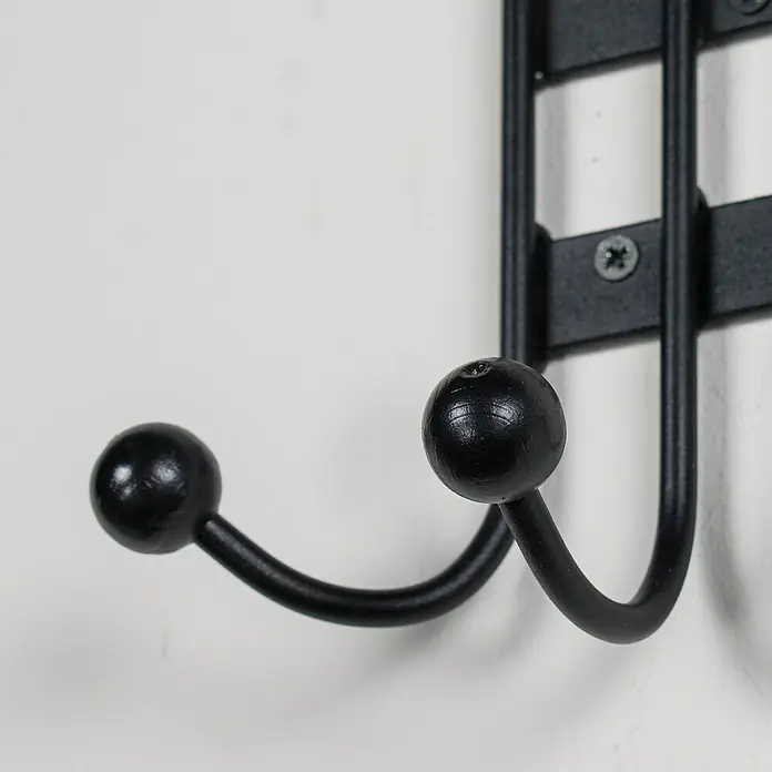 Spinder Design Garderobenhaken Barato 1 - L x B x H: 10 x 16 x 22 cm - Nahaufnahme einer schwarzen Wandgarderobe mit zwei Haken mit kugelförmigen Enden vor einer weißen Wand.