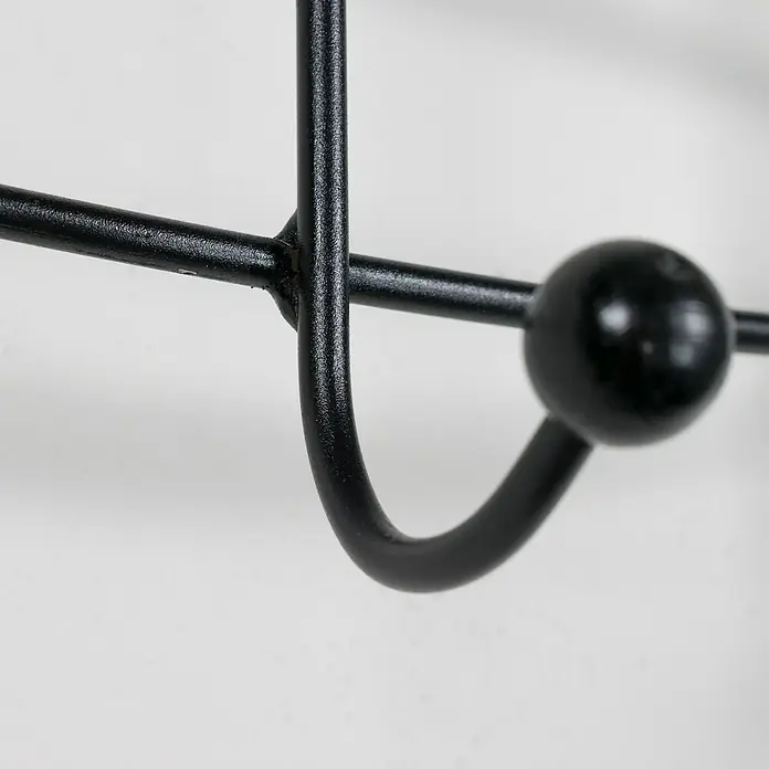 Spinder Design Garderobenleiste Barato 2 - L x B x H: 18 x 56 x 17 cm - Detailaufnahme einer schwarzen Metallgarderobe, die modernes Design und praktische Funktionalität vereint. Die klaren Linien und die Kugelform sind elegant.