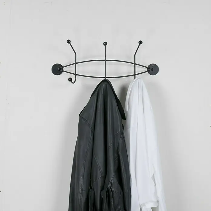 Spinder Design Garderobenleiste Barato 2 - L x B x H: 18 x 56 x 17 cm - Wandgarderobe mit schwarzer Lederjacke und weißem Hemd, die an den Haken hängen. Ein dekorativer und praktischer Gegenstand für jeden Raum.