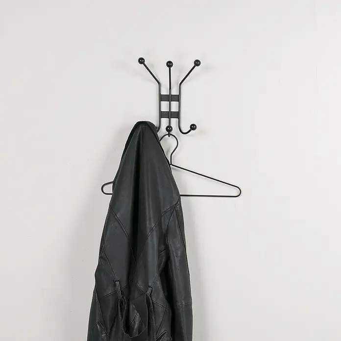 Spinder Design Garderobenhaken Barato 1 - L x B x H: 10 x 16 x 22 cm - Eine schwarze Lederjacke hängt an einem schwarzen Kleiderbügel an einer Wandgarderobe. Die Garderobe ist ebenfalls schwarz und hat kugelförmige Haken.